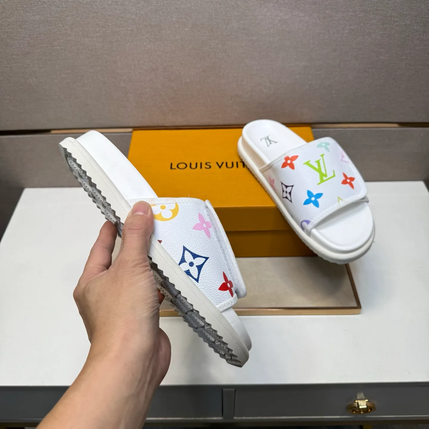 ⬛️Men's shoes 💰p320 [LV～] Men's casual slippers 2025z cabinet sales simultaneously 🔶Size: 38-44 #️⃣ 🔷2 colors🔜The upper is made of multi-material splicing➕Genuine leather lining, comfortable and breathable, sole: original comfortable and wear-resistant outsole, ⚠️Real shot📱Photographed🎬The real thing is better📢📢📢